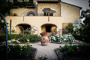 Property grounds - Podere le Monache - entire house in the tuscan hillside with spectacular view (Iano)