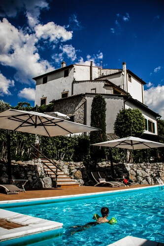 Podere le Monache - entire house in the tuscan hillside with spectacular view