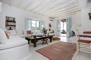 Télévision, cheminée, livres, chaßne hi-fi