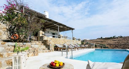 LA MAISON DANS LE CHAMP AVEC LA VUE MER ĂTONNANTE