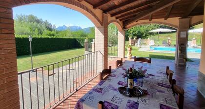 Piscine privée,WIFI, à pied au restaurant. Recharge pour voitures électriques