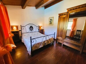 3 bedrooms, iron/ironing board, Internet, bed sheets - Private pool, WIFI, walking distance facilities. Electric car charging point (Castiglione di Garfagnana)
