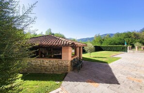 Terrace/patio - Private pool, WIFI, walking distance facilities. Electric car charging point (Castiglione di Garfagnana)