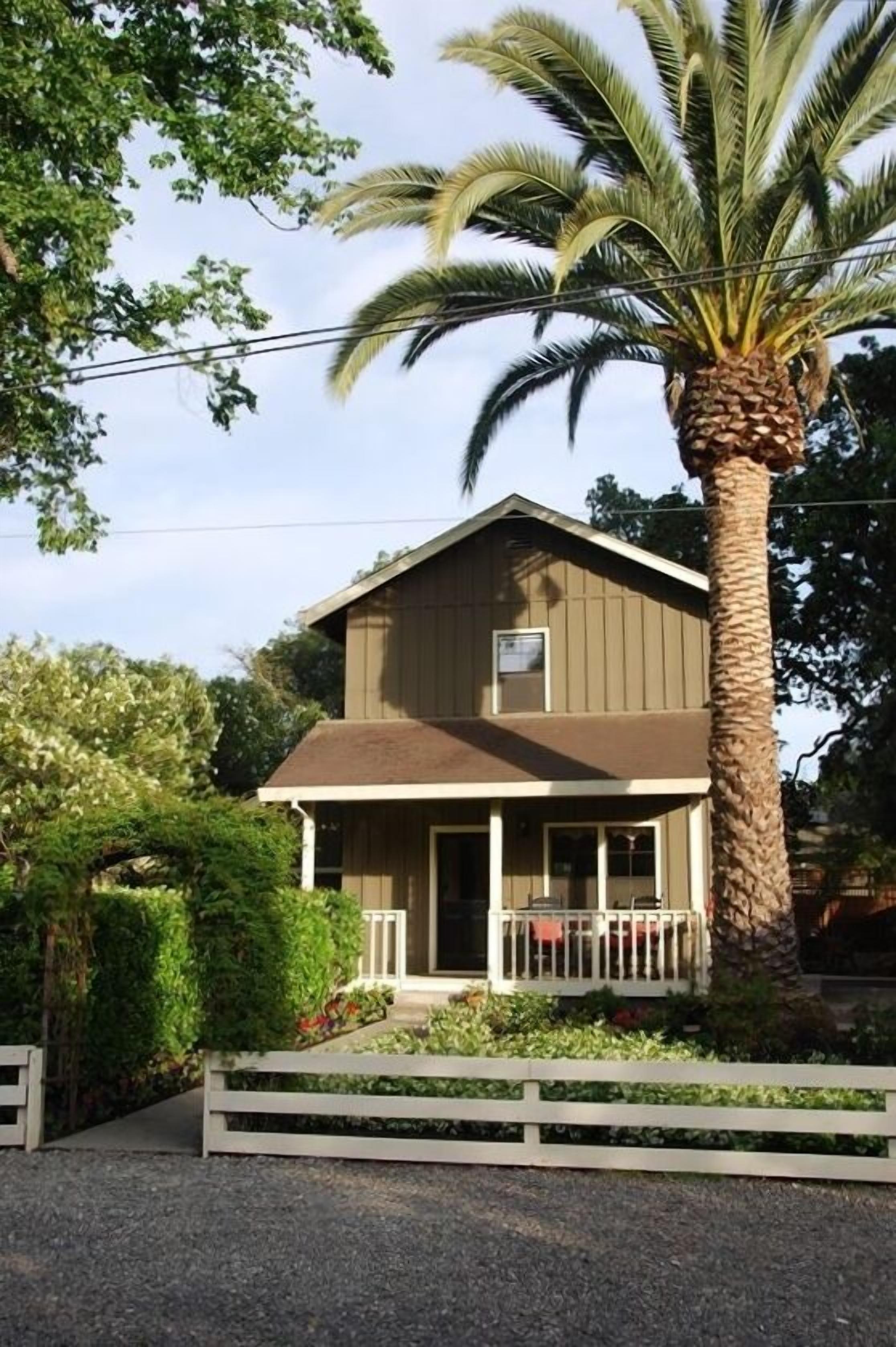 Charming Farmhouse in Historic Old Town Yountville -Stroll to Restaurants, Shops