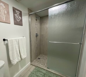 Ensemble baignoire-douche, séchoir à cheveux, serviettes fournies, savon