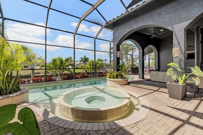 5 Kings/5 En-Suites, 5 MIn. Gulf Access, Private Retreat with Southern Exposure