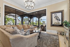 تلفزيون ذكي، مدفأة، ألعاب فيديو، مشغل دي في دي