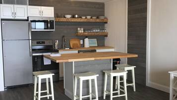 Køleskab, mikrobølgeovn, ovn, kogeplade