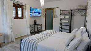 3 chambres, coffres-forts dans les chambres, fer et planche à repasser