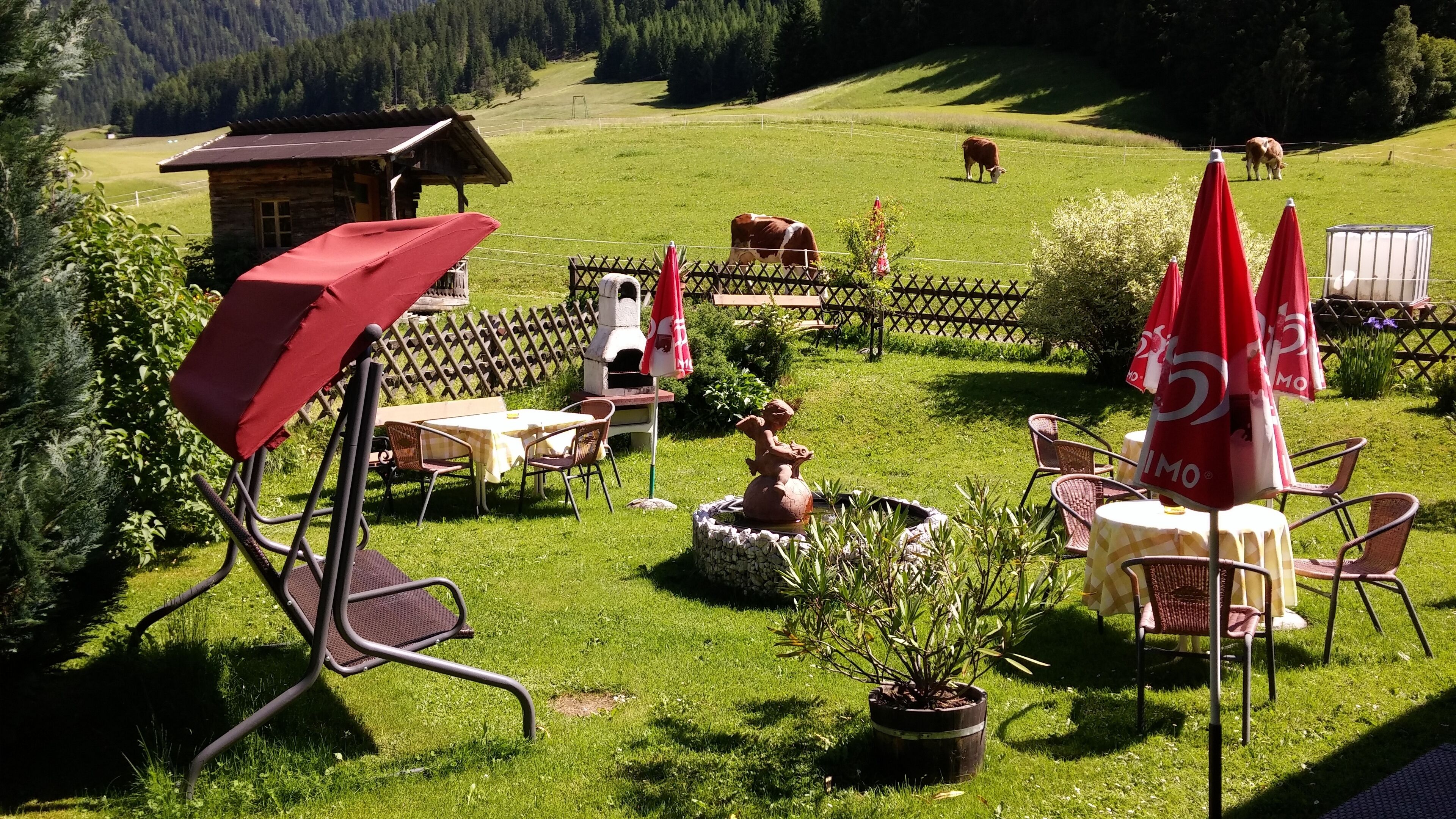 Gemütlicher Garten mit Brunnen, Holzgriller, Hollywoodschaukel, ..