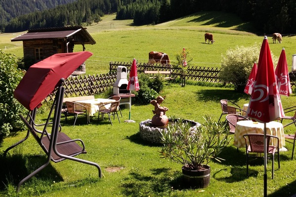 Gemütlicher Garten mit Brunnen, Holzgriller, Hollywoodschaukel, ..