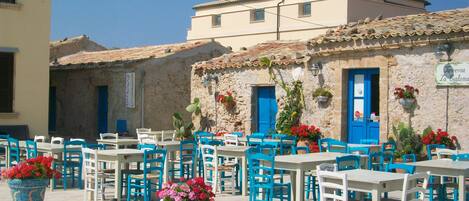 تناول الطعام بالخارج