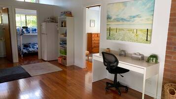 2 habitaciones, escritorio y tabla de planchar con plancha