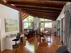 Smart-tv, een open haard, een dvd-speler en boeken