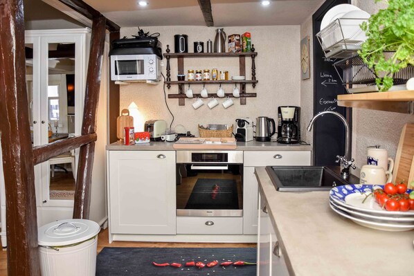 Kjøleskap, mikrobølgeovn, ovn og kokeplater