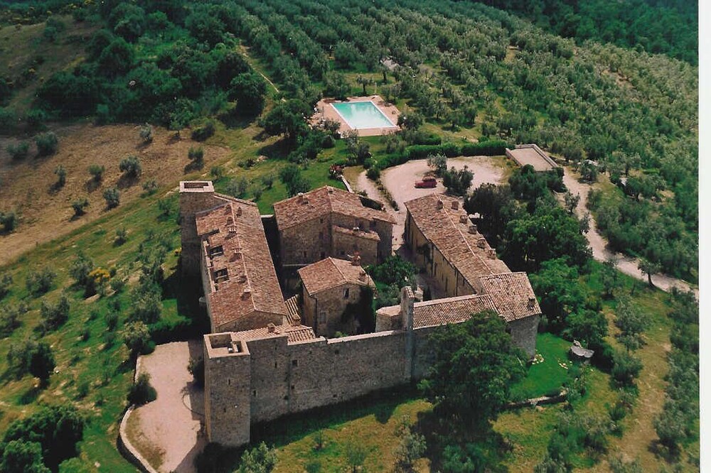 Charming apartment in the medieval village Montelagello with garden and pool