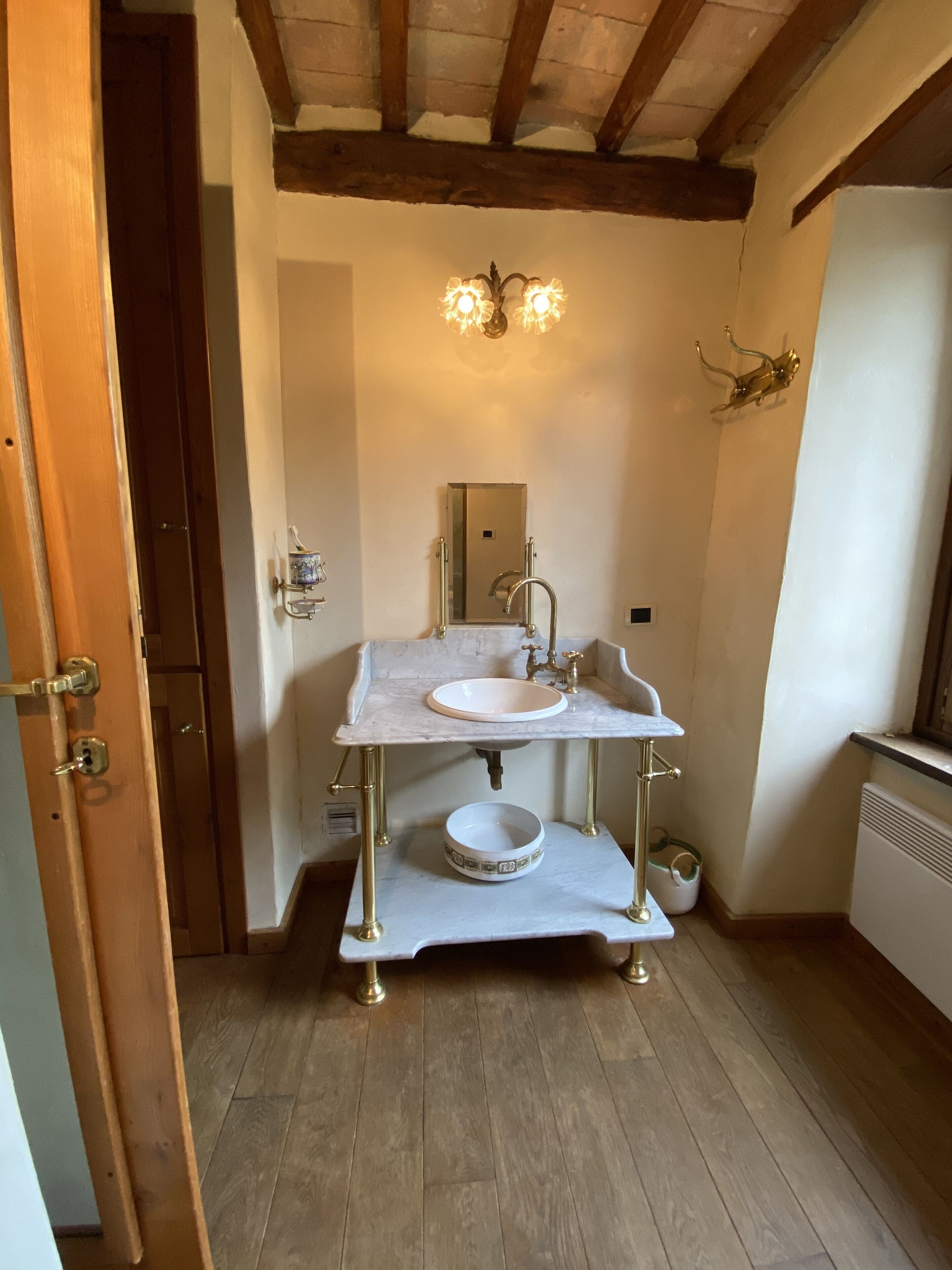 Charming apartment in the medieval village Montelagello with garden and pool