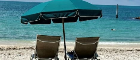 沙滩椅、沙滩毛巾