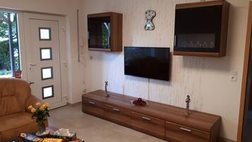 Fernseher, Kamin, DVD-Player, Bücher