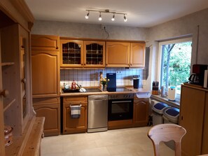 Kylskåp, mikrovågsugn, ugn och spishäll