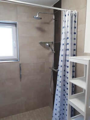 Bathtub, hair dryer, towels, soap - 80 m², family-friendly, barrier-free apartment, overlooking the golf course (Sundern (Sauerland))