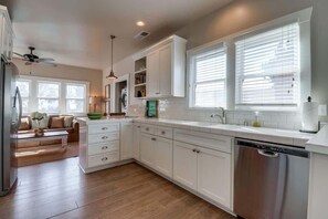 Fridge, microwave, oven, stovetop - Bettes Beach House - Walk to Windansea Beach (La Jolla)