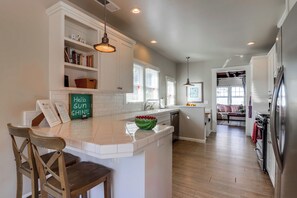 Een koelkast, een magnetron, een oven, een kookplaat