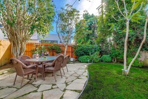 Outdoor dining - Bettes Beach House - Walk to Windansea Beach (La Jolla)