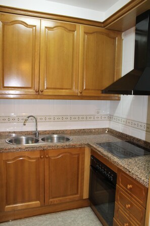 Frigorífico, microondas, horno y placa de cocina