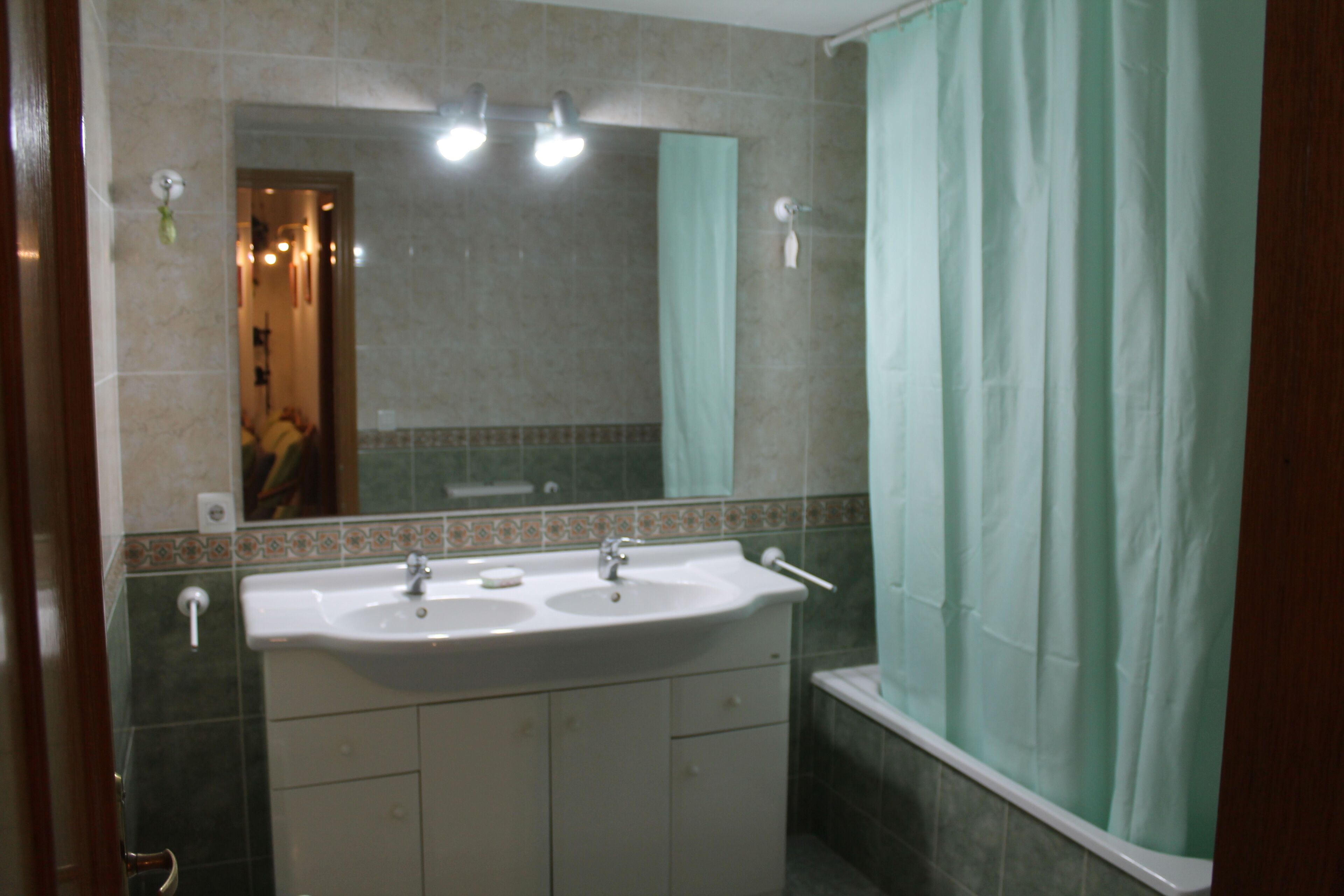 Sèche-cheveux, serviettes fournies, savon, papier toilette