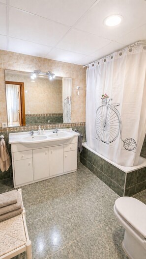 Hair dryer, towels, soap, toilet paper - Apartment with sea view, air conditioning, WIFI, garage (Benicarló)