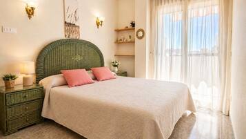 2 slaapkamers, een strijkplank/strijkijzer, gratis wifi, beddengoed
