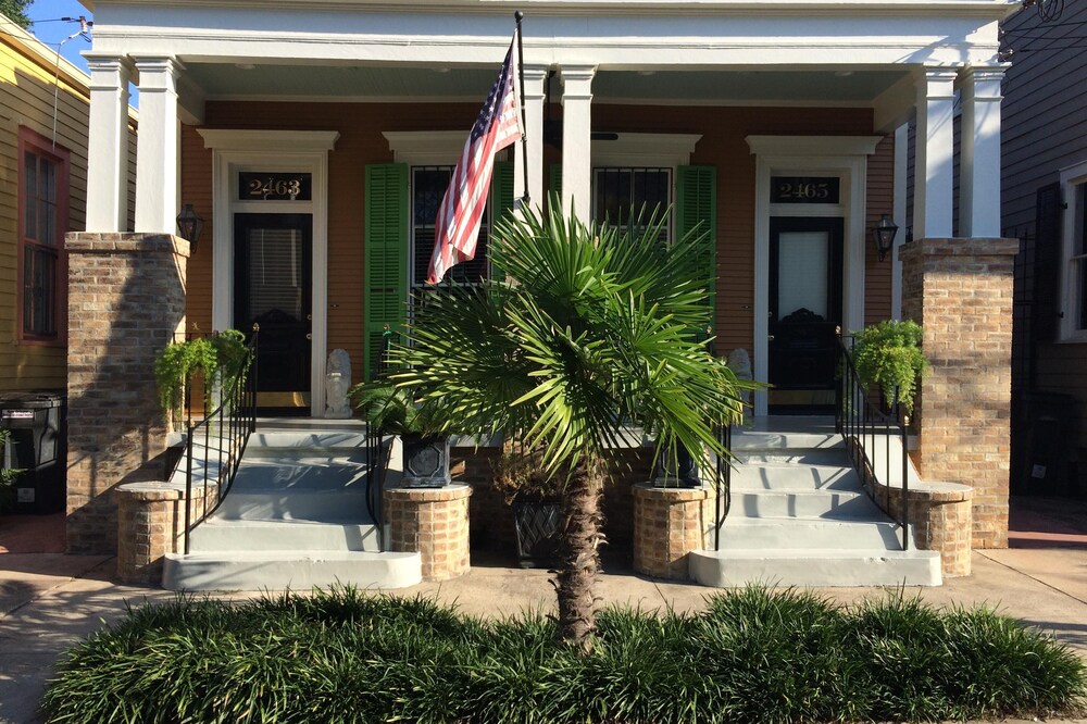 Historic, Upscale Cottage Professionally Designed For Comfort