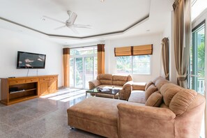 Een smart-tv en een tafeltennistafel