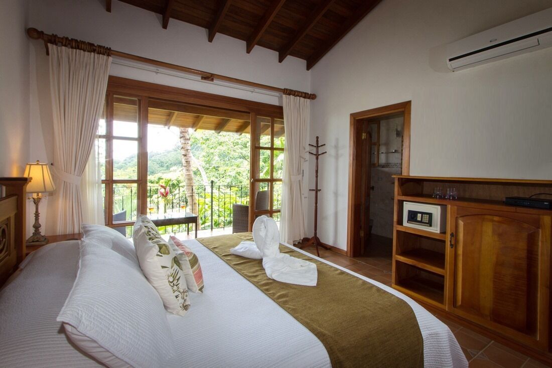 8 soverom, safe på rommet, strykejern/-brett og reiseseng for barn