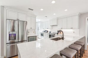 ثلاجة، ميكروويف، فرن، غسالة أطباق