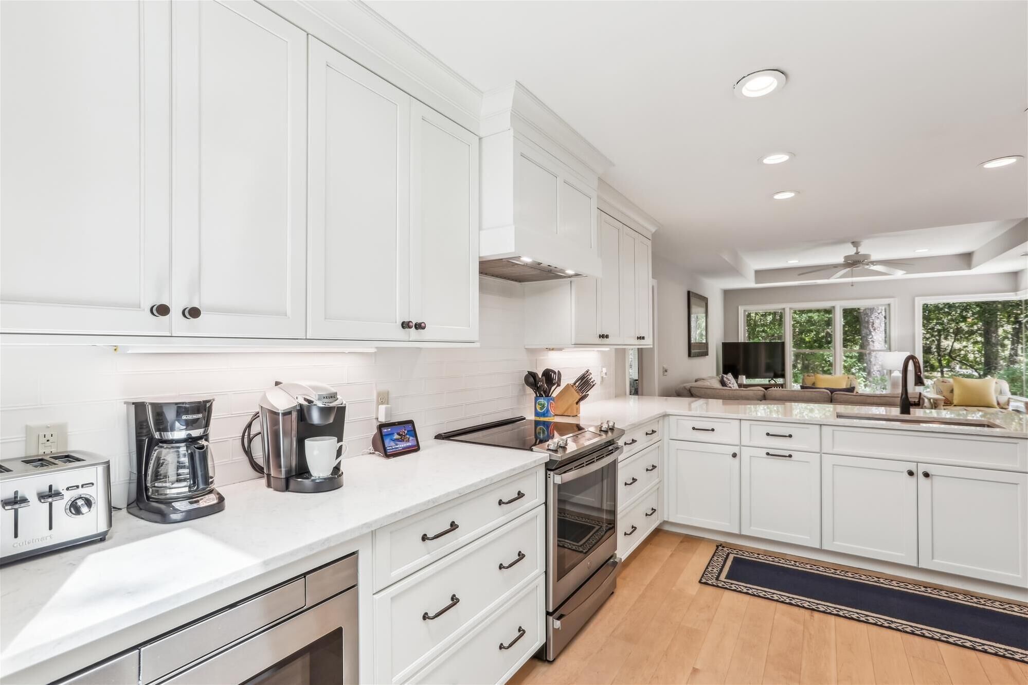 Jääkaappi, mikroaaltouuni, uuni, astianpesukone