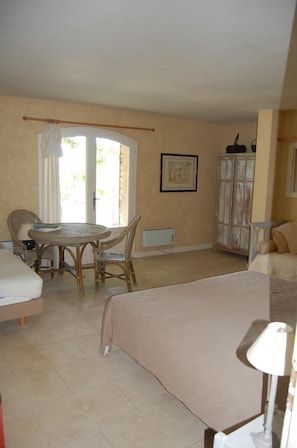 6 bedrooms, desk, iron/ironing board, WiFi