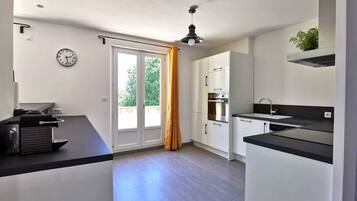 Coffee/tea maker, fridge, microwave, oven