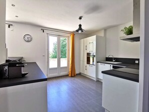 ثلاجة، ميكروويف، فرن، موقد طهي مسطح