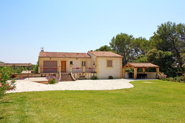 Exterior - Recent villa 3 bedrooms, quiet village charm, pool near Aix and Luberon (Rognes)
