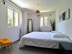 3 bedrooms, iron/ironing board, Internet, bed sheets
