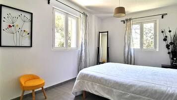 3 bedrooms, iron/ironing board, travel crib, internet