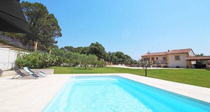 Villa récente 3 chambres, village de charme calme, piscine proche aix et luberon