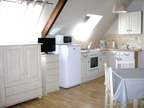 Fridge, microwave, oven, coffee/tea maker - GITE 2* in the countryside, 8 kms from BAYEUX, LANDING BEACHES. (Trungy)