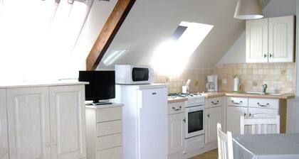 GITE 2* in the countryside, 8 kms from BAYEUX, LANDING BEACHES.