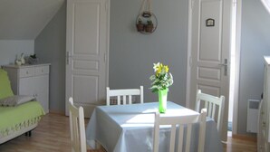 Unclassified image, 2 of 12, button - 2*-rated STUDIO in the countryside, 8 km south of BAYEUX, D-Day beaches. (Trungy)
