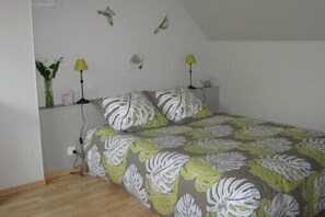 Tabla de planchar con plancha, wifi y ropa de cama 