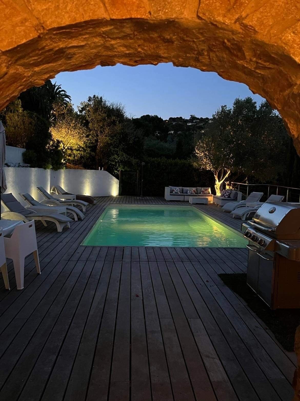 Piscine by night depuis la terrasse couverte