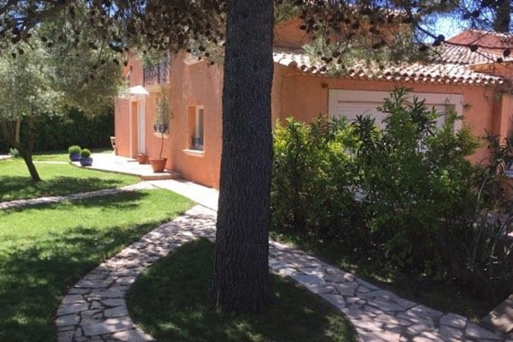 Comfortable villa in the countryside just 10 MN from the beaches